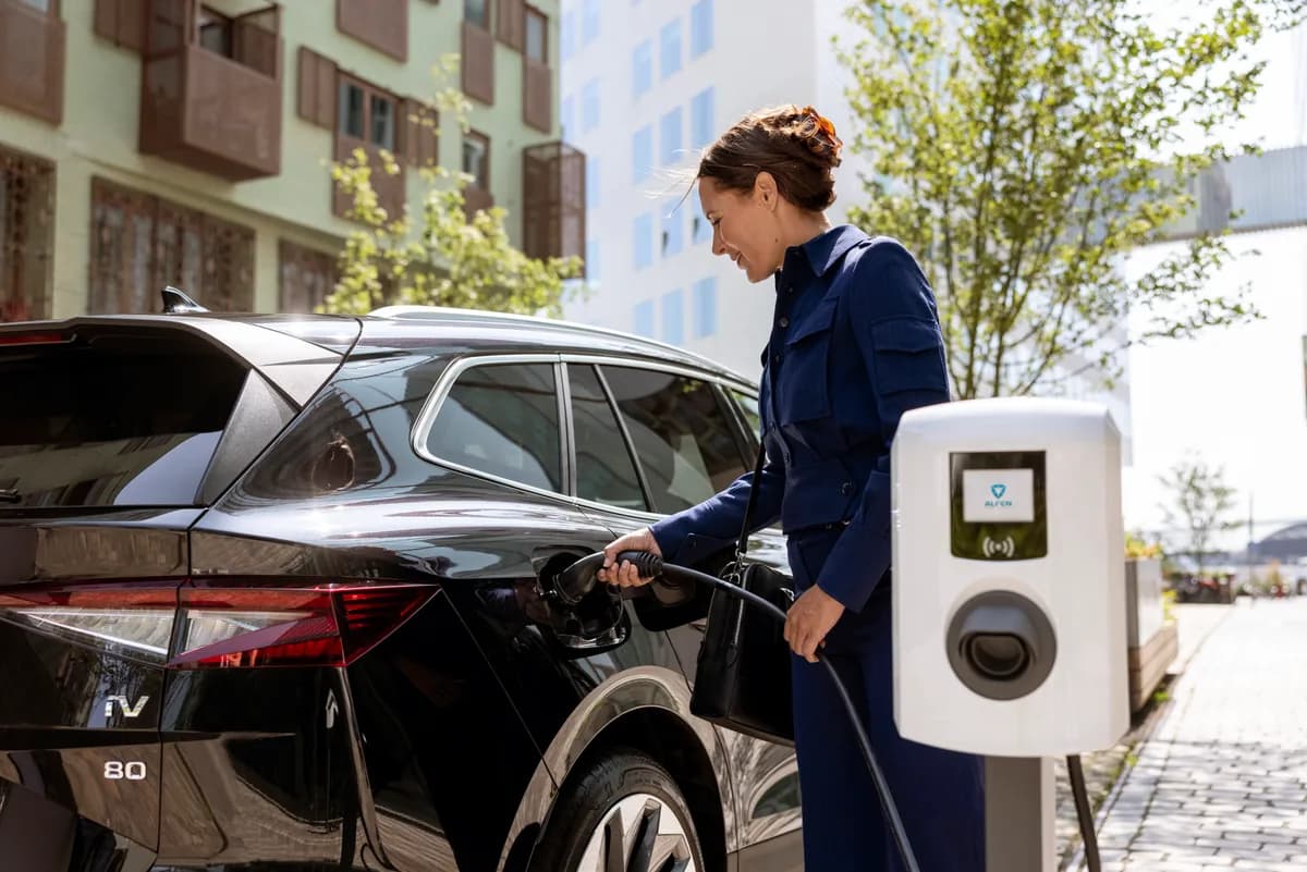 Alfen Eve Single Pro-line installed outside a home while an electric car is charging